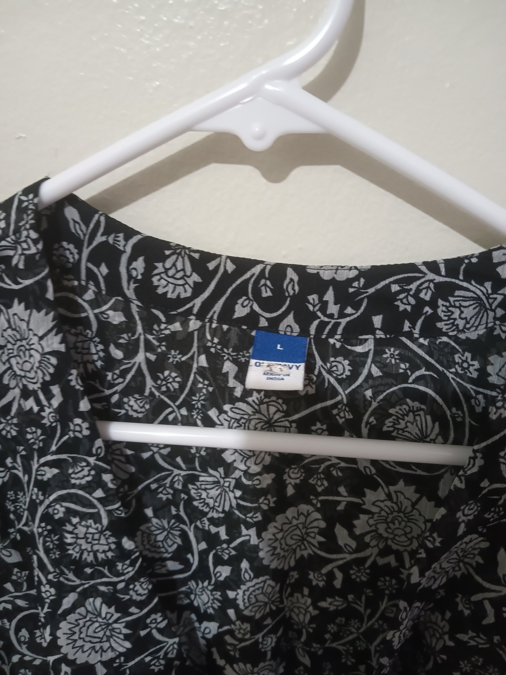 Old Navy Black and White Floral V-Neck Blouse - Picture 4 of 4